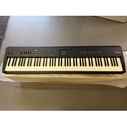 Roland FP-E50-BK (S/N: A1S8713 (Уценка)  цифровое пианино, уценка находился на витрине